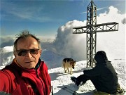50 Selfie al sole con vento alla croce di vetta del Grem (2049 m)
